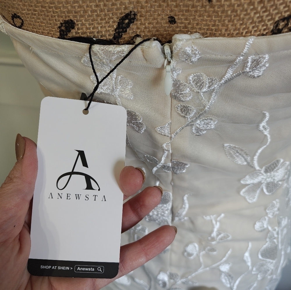 Anewsta White Floral Embroidered Dress NWT - Picture 4 of 5